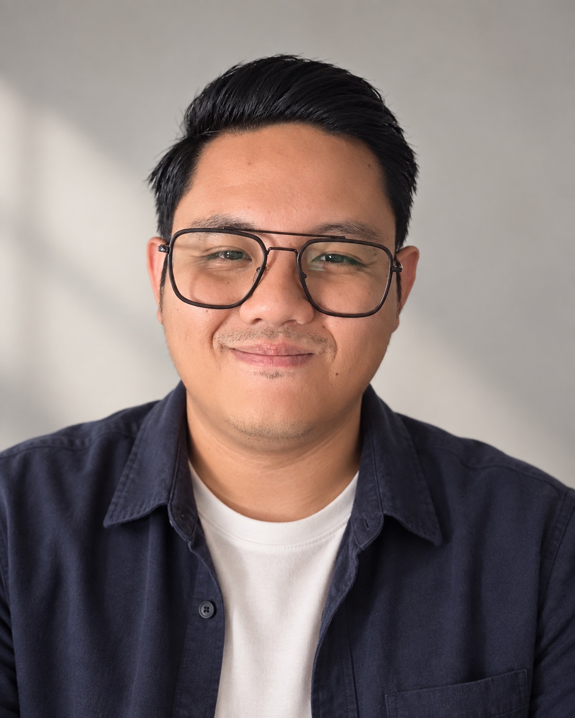 Shahrul Ismail dengan kemeja kasual biru gelap